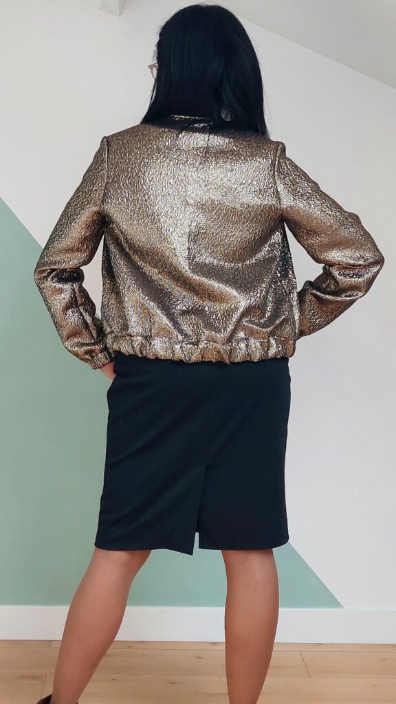 Veste Blossom portée vue de dos en jacquard doré