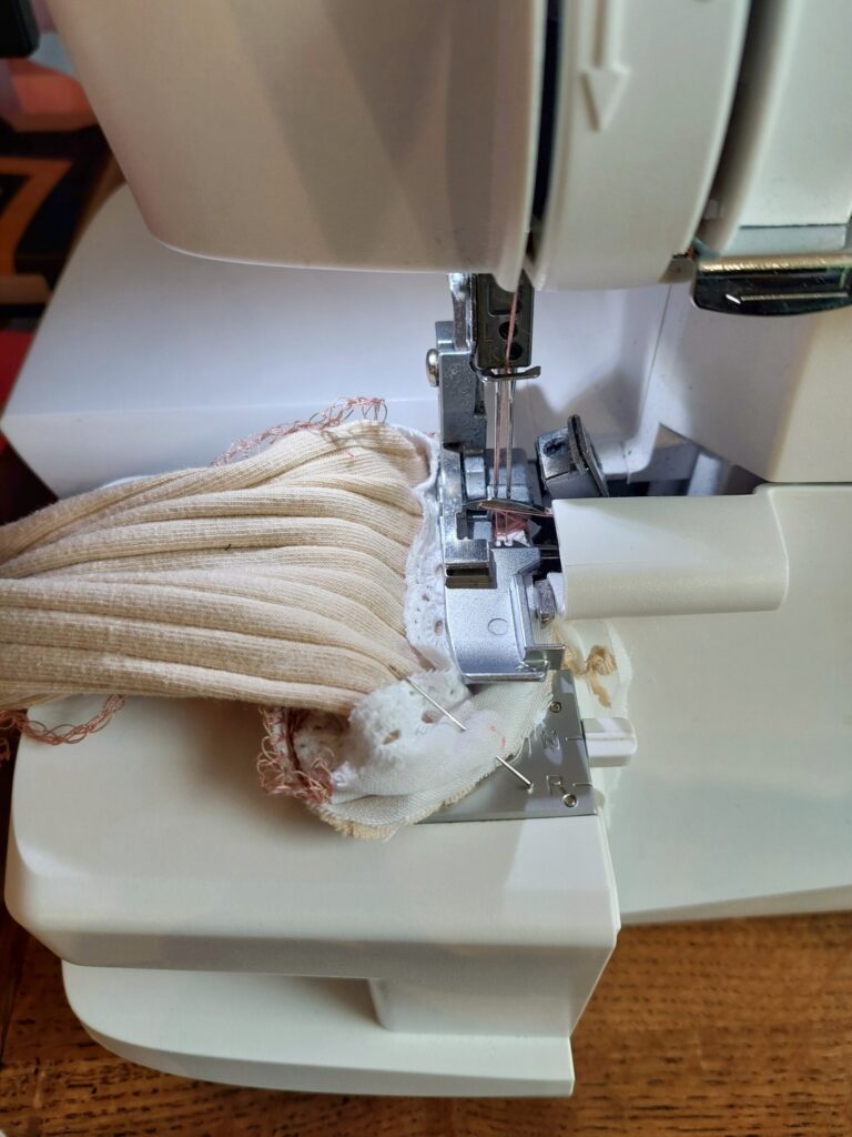 Vue de la couture du biais sur la manche à la surjeteuse