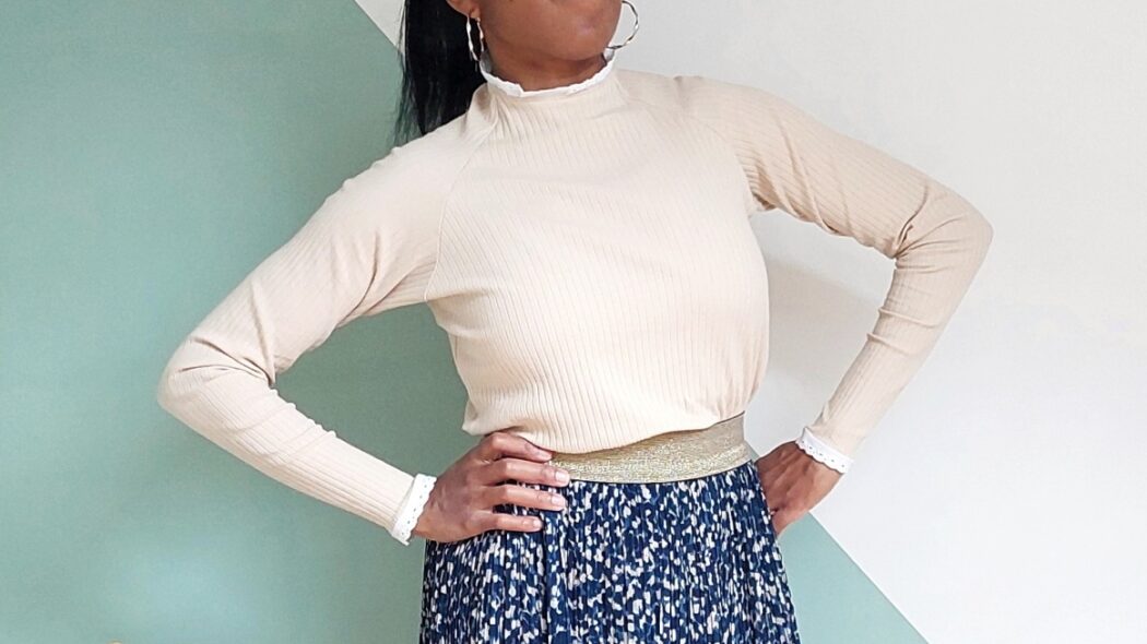 Sous-pull beige porté vue de face