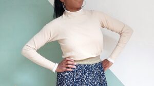 Sous-pull beige porté vue de face