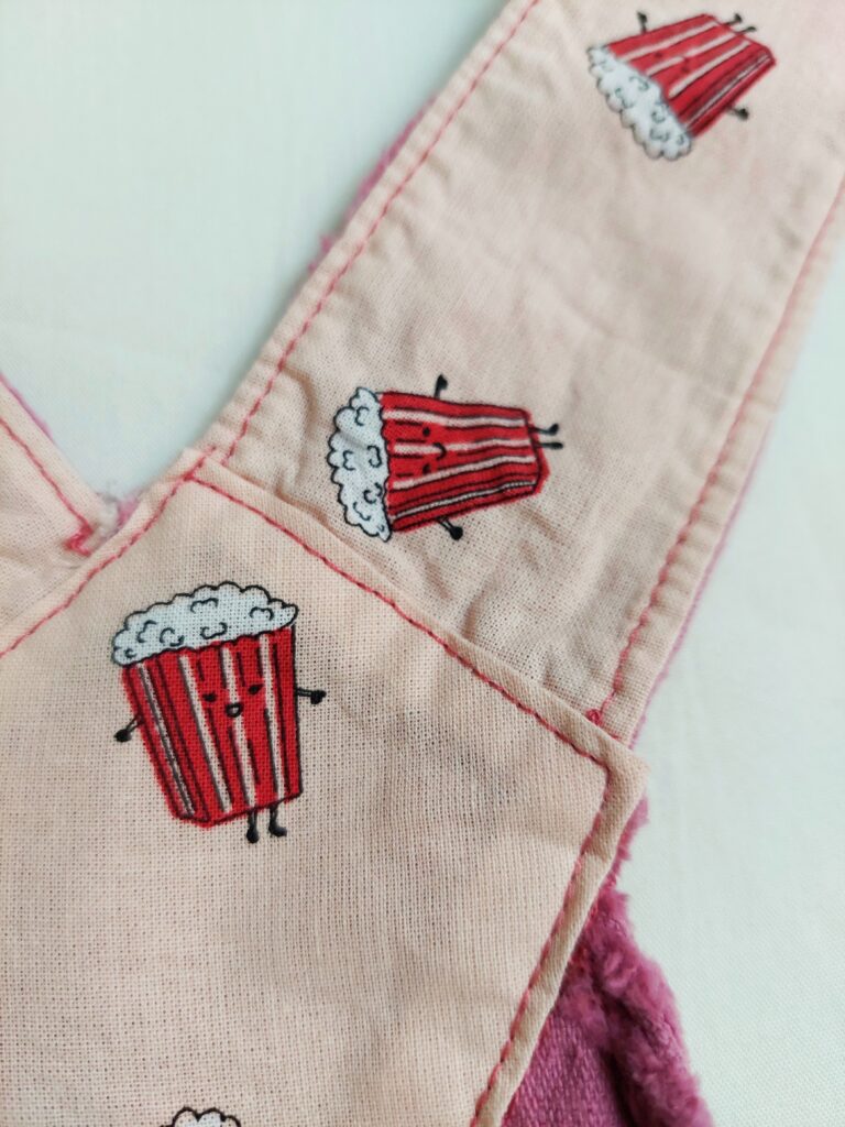 Zoom sur la doublure intérieure du haut de la salopette Zuri de la Maison Victor avec des motifs popcorn