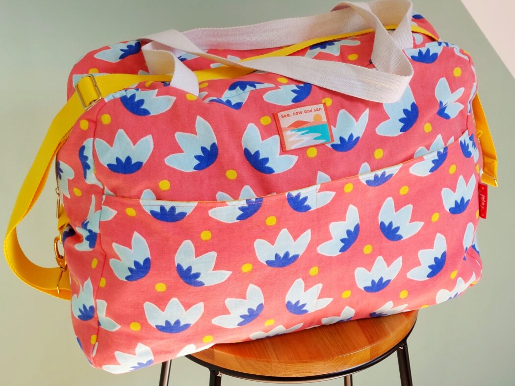 Sac weekend posé sur un tabouret