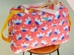 Sac weekend posé sur un tabouret