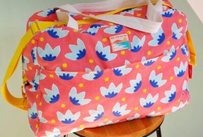 Sac weekend posé sur un tabouret