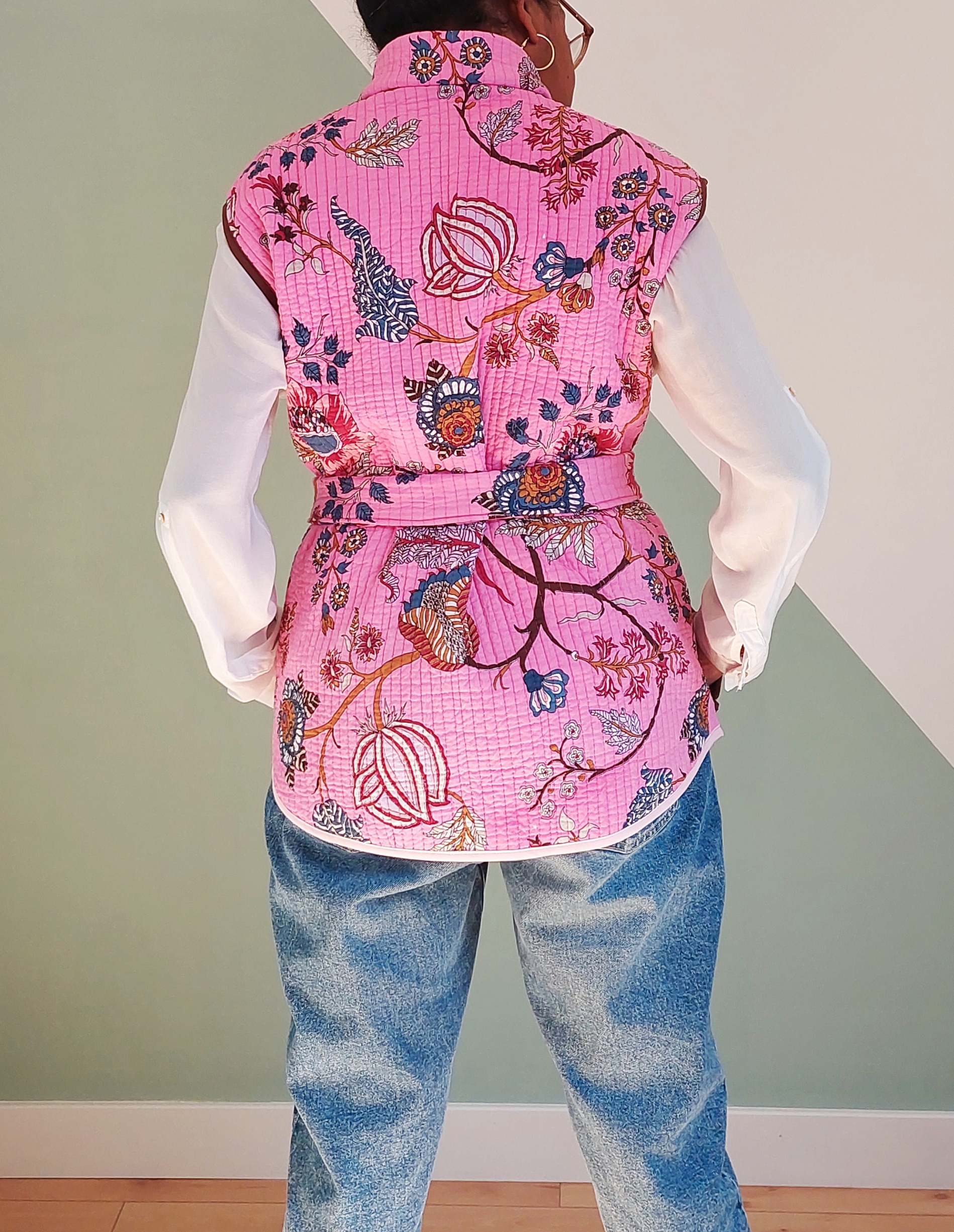 Veste sans manches matelassé rose aux motifs indiens portée vu de dos