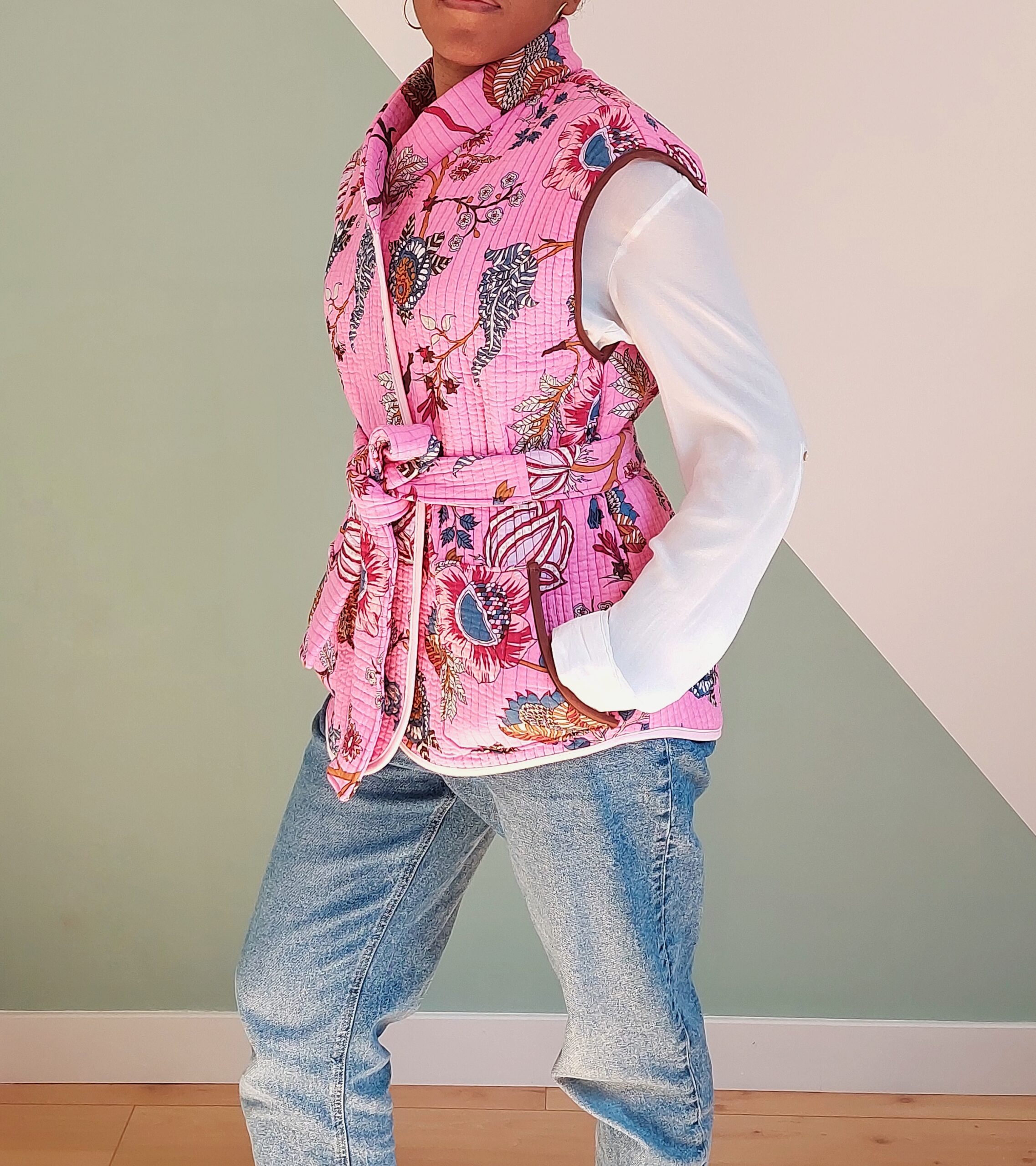 Veste sans manches Badiane rose aux motifs indiens portée vue de profil