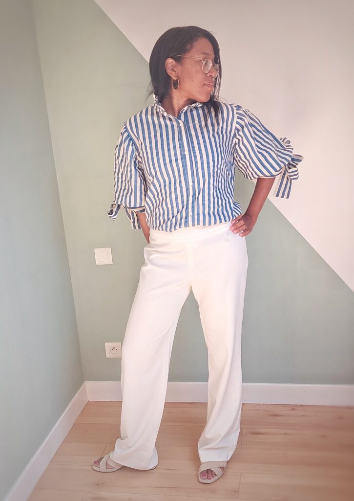 Chemise rayé bleu et blanc portée vue de face