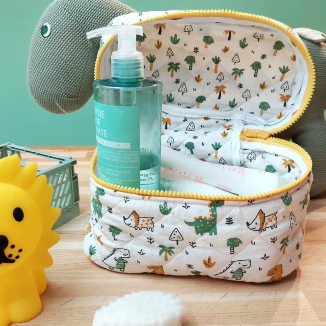 🦖👝Vanity dino👝🦖
Un patron de trousse gratuit pour un résultat parfait ! Je l'ai cousu pour mon pti gars car oui les petits gars aussi on le droit à des trousses trop cute !!

Hacks du patron possibles : ajouter un filet en mesh sur l'intérieur du panneau haut ou plus high level une poche zippée...

Tissu matelassé réversible trop mimi avec des petits dinos et palmiers 🦖🦖🦖🌴🌴🌴

C'est la taille idéale pour une trousse, ni trop petite, ni trop grande pour transporter le nécessaire.
.
.
.
Pour en savoir plus sur cette mignonne trousse, rdv en bio pour le lien de l'article de blog : auseychelles.fr 💻
.
.
.
Patron : @lespatronnescouture
Tissu :@tisseade_marchedutissus 
.
.
.
#lespatronnescouture #lespatronnesvanity #lespatronnes #troussedetoilette #vanitycase #vanitypouches #vanitycasebag #patroncouture #sewingaddict #instasew #instacouture #coutureaddict #sewingpattern #jecoudspourbébé #vivelacouture #bernettechicago7 #cousumain #dinosaurfabric #tisséade