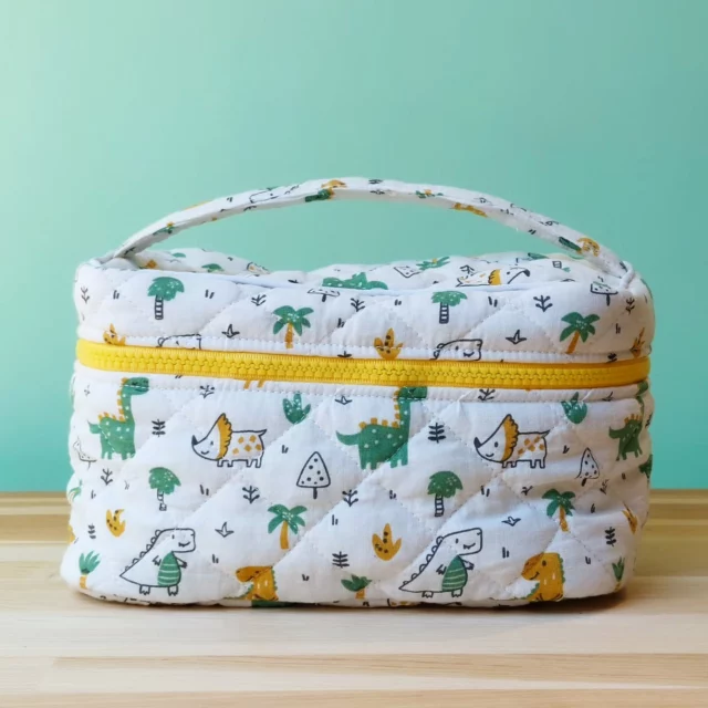 Une petite vue de ce mignon vanity dino fermé 👝🦖 et quelques détails...

C'est la petite trousse idéale pour partir en vacances et y glisser toutes les affaires de toilette!

Pour une version waterproof, vous pouvez vous coudre une version avec du tissu enduit 💦
.
Je participe au défi couture de l'été #unetecouture2025 proposé par @cousetteclaire🥳🫰🏾
.
.
.
Patron : @lespatronnescouture
Tissu : @tisseade_marchedutissus 
.
.
.
#cousumain #coutureaccessoire #lespatronnescouture #lespatronnesvanity #jecoudspourbébé #fabriclover #instacouture #instasewing
